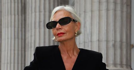 Włożyła obcisły, welurowy kombinezon. Okulary dopełniły stylizację