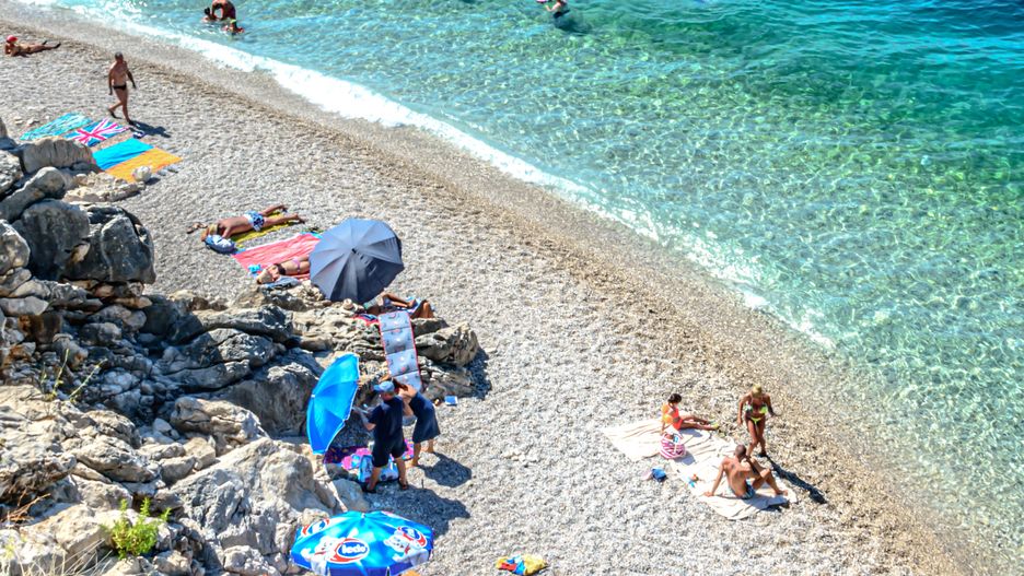 Na chorwackich plażach lepiej nie zostawiać ręczników