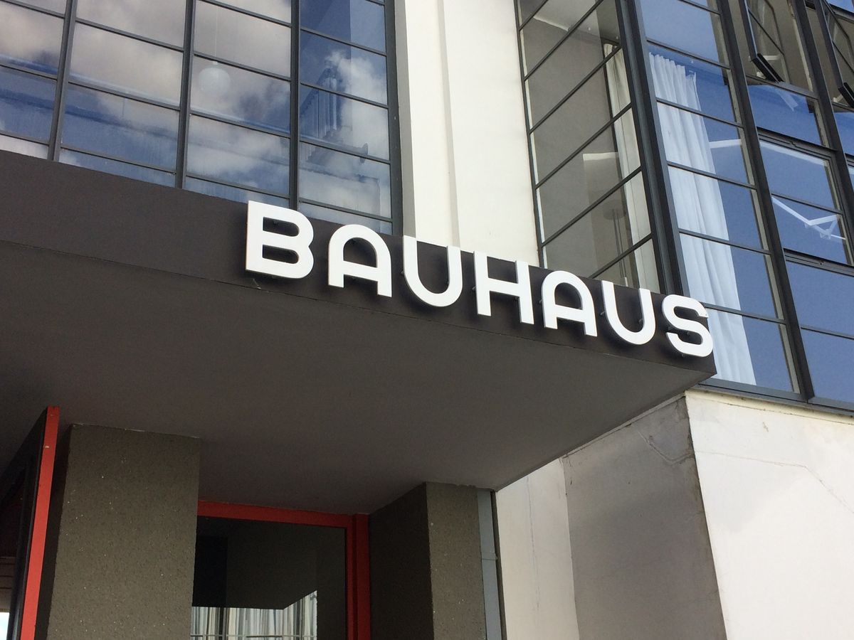 Wrocław. "Cały świat to Bauhaus". Kierunek sprzed 101 lat w Muzeum Architektury. Na zdjęciu wejście do budynku szkoły w Dessau