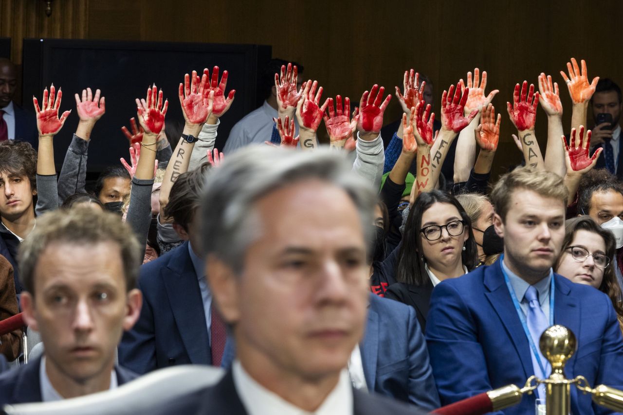 Blinken's testimony interrupted by protests. "Save the children of Gaza"