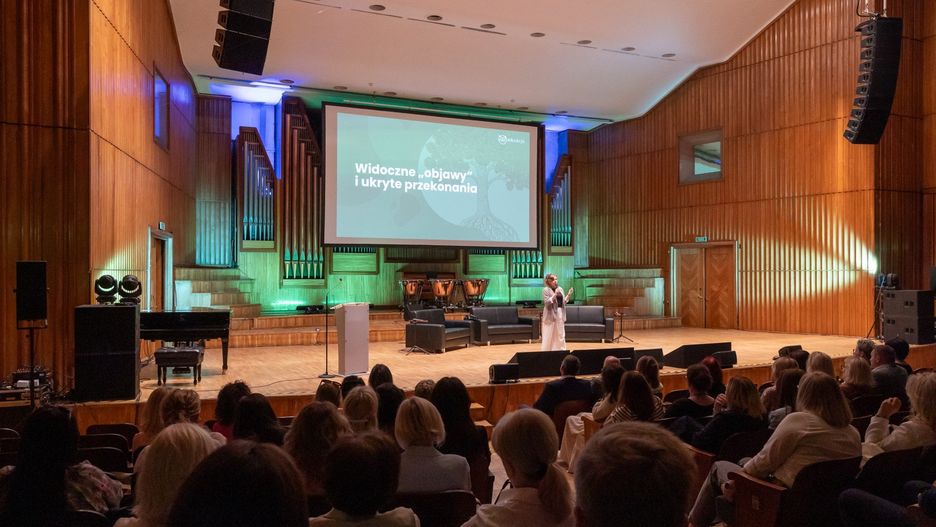 Konferencja &#34;Klimat dla rozwoju. Skuteczna profilaktyka zdrowia psychicznego nauczycieli&#34; odbyła się we wtorek, 17 czerwca, w Filharmonii Pomorskiej im. I.J. Paderewskiego w Bydgoszczy. 