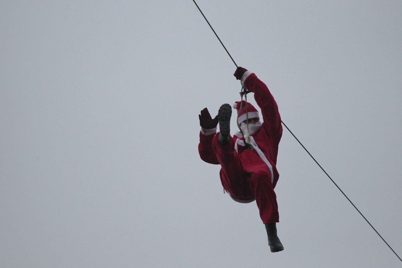 Rzeszów: Święty Mikołaj zjechał tyrolką na rynek