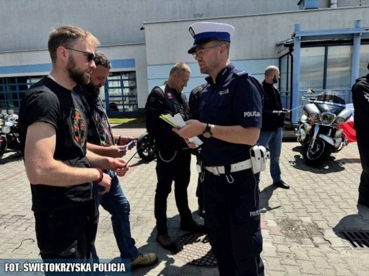 Policjanci z kazimierskiej drogówki spotkali się z grupą motocyklową Sfora. Rozmawiano o bezpieczeństwie