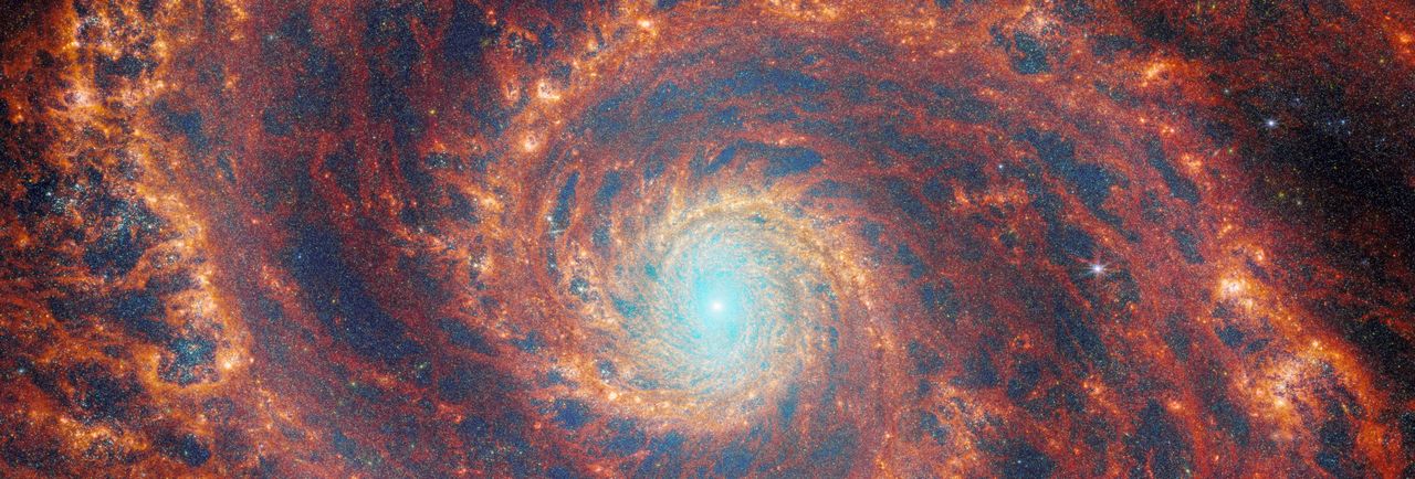 Galaktyka Wir (M51) widziana przez JWST. Końcowy obraz powstał z połączenia zdjęc z instrumentów NIRCam oraz MIRI.