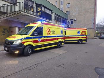 Warszawa: Zablokował przejazd karetce. Dotarli do pacjenta pieszo