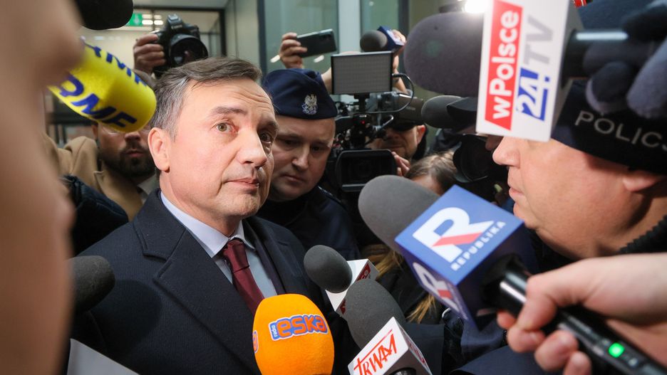Warszawa, 31.01.2025. Były minister sprawiedliwości, poseł PiS Zbigniew Ziobro (L) zatrzymany przez policję w siedzibie studia Telewizji Republika w Warszawie, 31 bm. Zgodnie z decyzją sądu, polityk ma zostać doprowadzony na posiedzenie komisji śledczej ds. Pegasusa. (jm) PAP/Rafał Guz