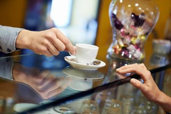 Powiesili kartki we włoskich kawiarniach. Dają klientom 15 minut