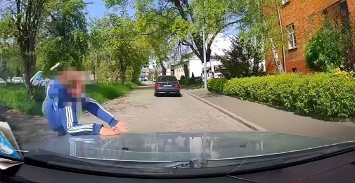 Dziecko wbiegło pod maskę 