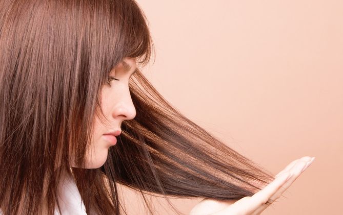 Elektryzujące się włosy - dlaczego włosy się elektryzują, skuteczne sposoby na elektryzujące się włosy | WP abcZdrowie