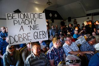 Megalotnisko budzi skrajne emocje. Ludzie boją się, że stracą domy