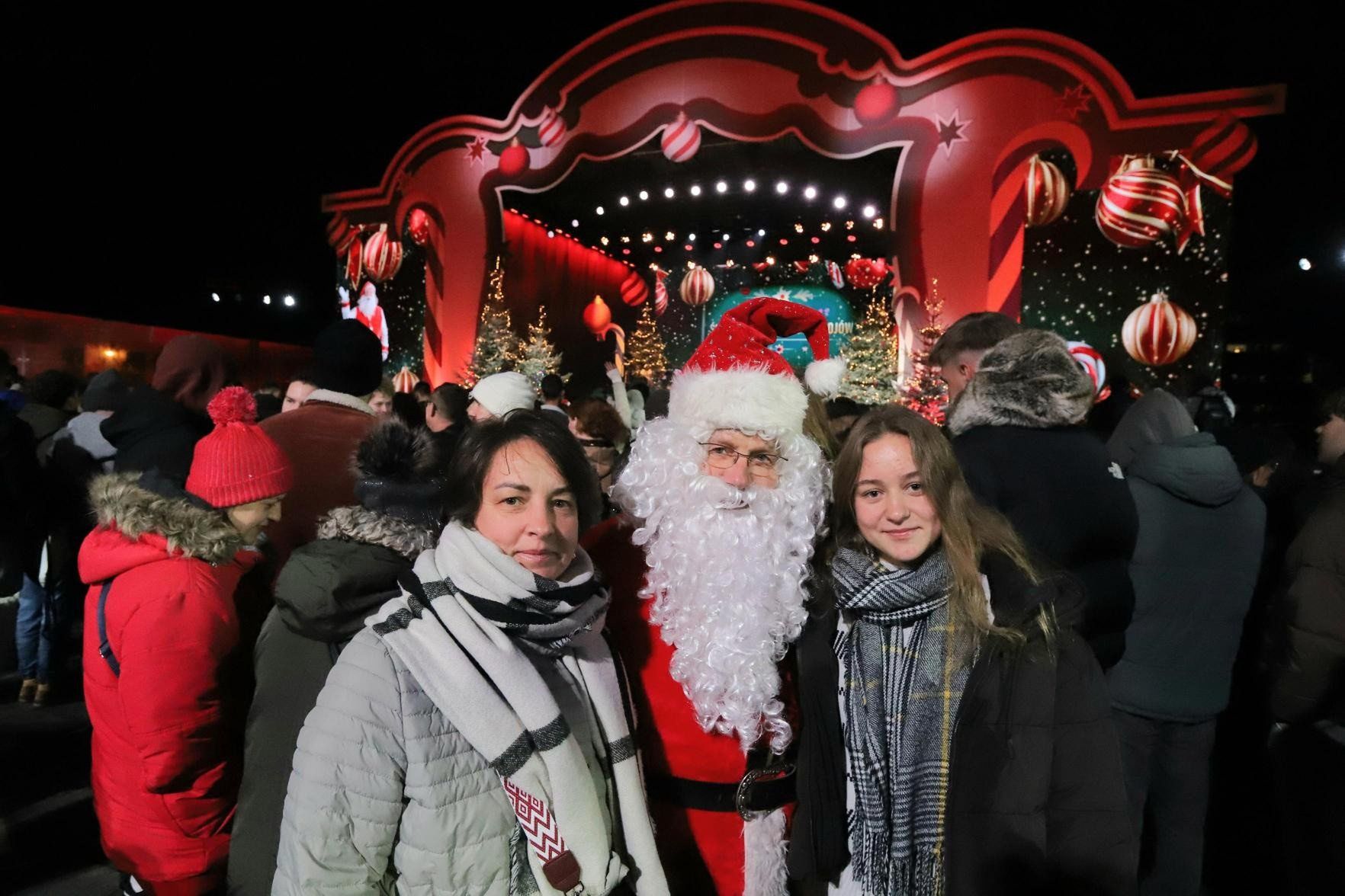 Tłum na placu Wolności. Koncert będzie transmitowany na żywo przez Polsat