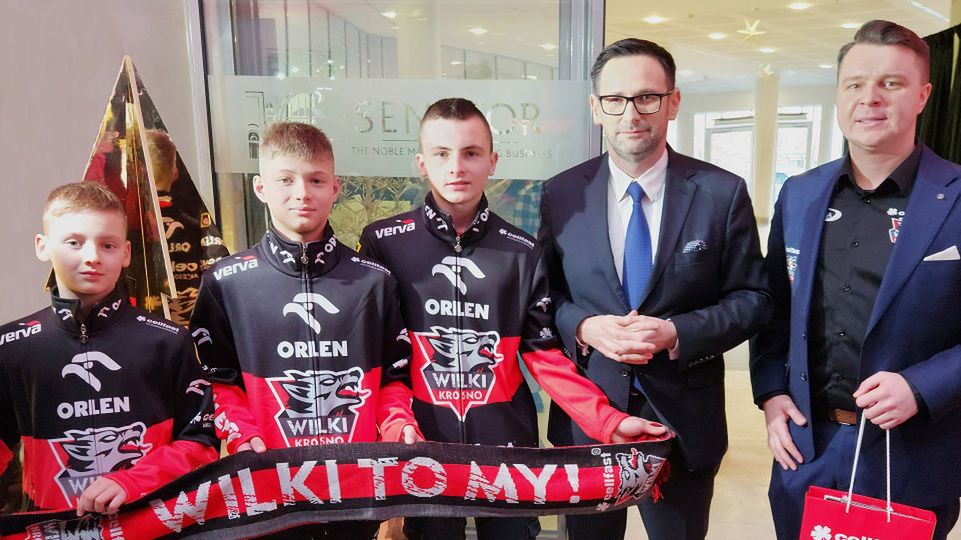 Facebook / Cellfast Wilki Krosno / Od lewej: adepci krośnieńskiej Akademii, Daniel Obajtek (drugi z prawej) i Grzegorz Leśniak.