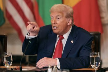 Donald Trump ogłasza nowe cła dla Unii Europejskiej. "Pełnoskalowa wojna handlowa"