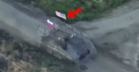 Szarża Rosjan. Szturmują wozem z flagą USA