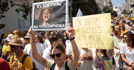 Protesty w Hiszpanii. Turysta komentuje: "boję się tłumów"