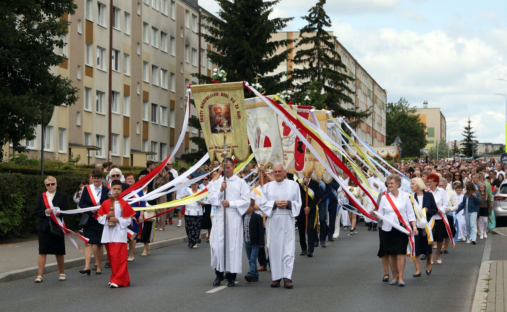 Procesja Bożego Ciała na osiedlu Strzemięcin w Grudziądzu. Parafia została zmuszona do ograniczenia bicia dzwonów