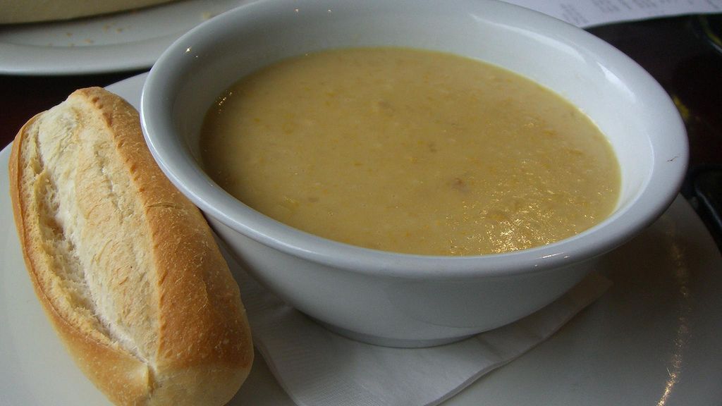 Zupa krem z kurczaka w proszku przygotowana z dodatkiem wody