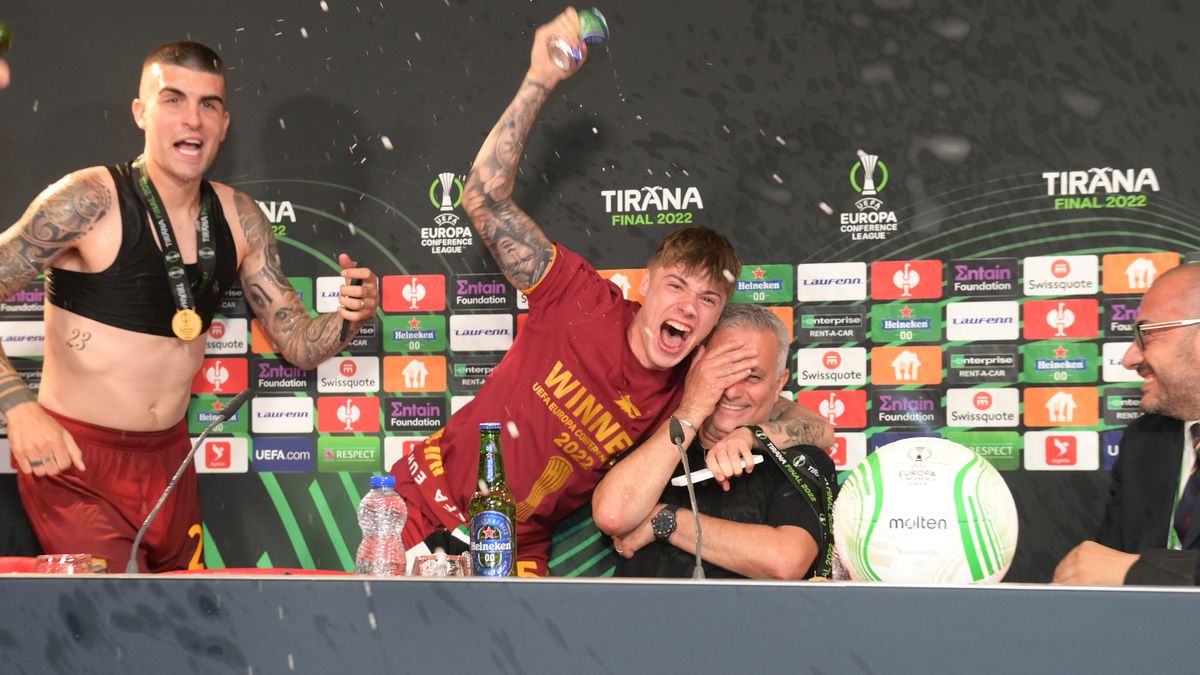 Getty Images / Fabio Rossi/AS Roma / Na zdjęciu: Nicola Zalewski i Jose Mourinho