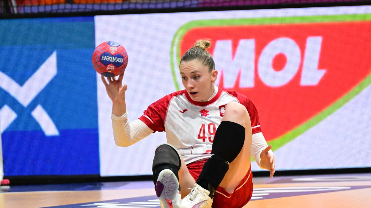 Rotterdam, Holandia, 06.12.2025. Polka Karolina Kochaniak podczas meczu grupy 3. mistrzostw świata piłkarek ręcznych z Holandią, 6 bm. w Rotterdamie. (gj) PAP/Marcin Bielecki