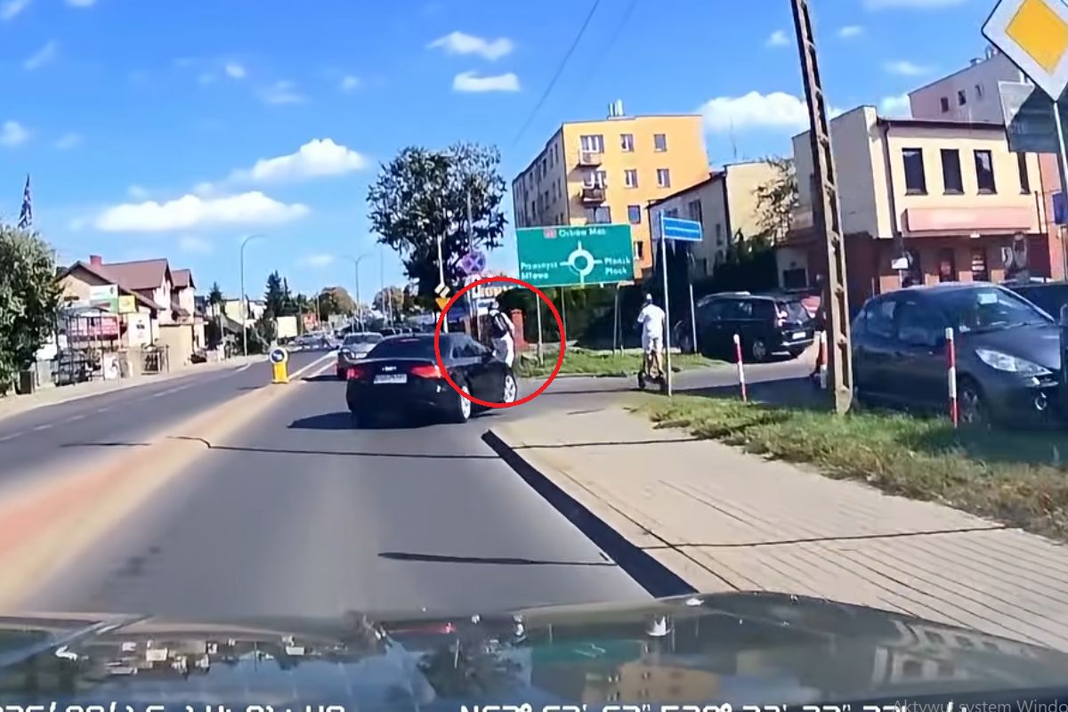 O krok od tragedii w Ciechanowie. Hulajnoga i samochód. Wszystko nagrała kamera