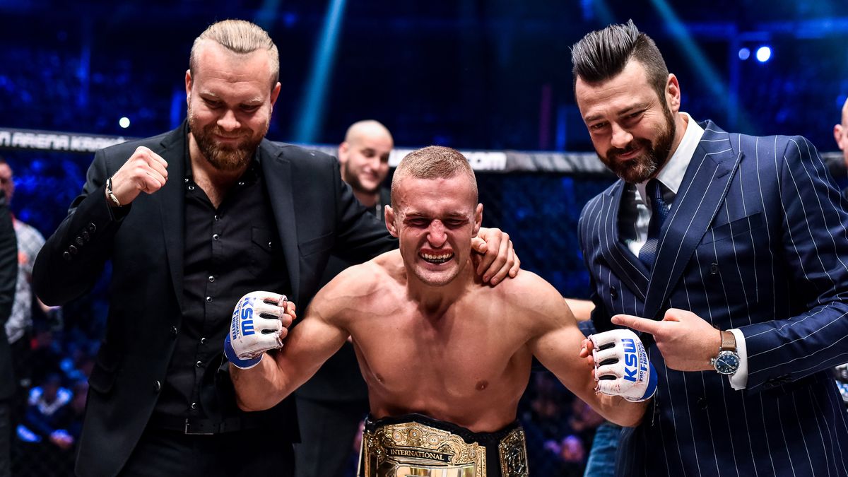 Zdjęcie okładkowe artykułu: Materiały prasowe / kswmma.com / Na zdjęciu: Marcin Wrzosek (w środku)