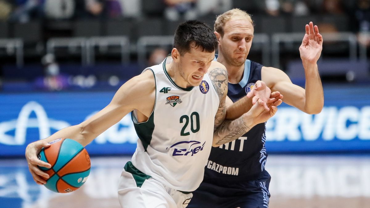 Conner Frankamp (R) of Zenit and Nemanja Nenadic of Zielona Gora in action during the VTB United League basketball match between Zenit St. Petersburg and Enea Zastal Zielona Gora on November 8, 2021 at Sibur Arena in Saint Petersburg, Russia. (Photo by Mike Kireev/NurPhoto via Getty Images)