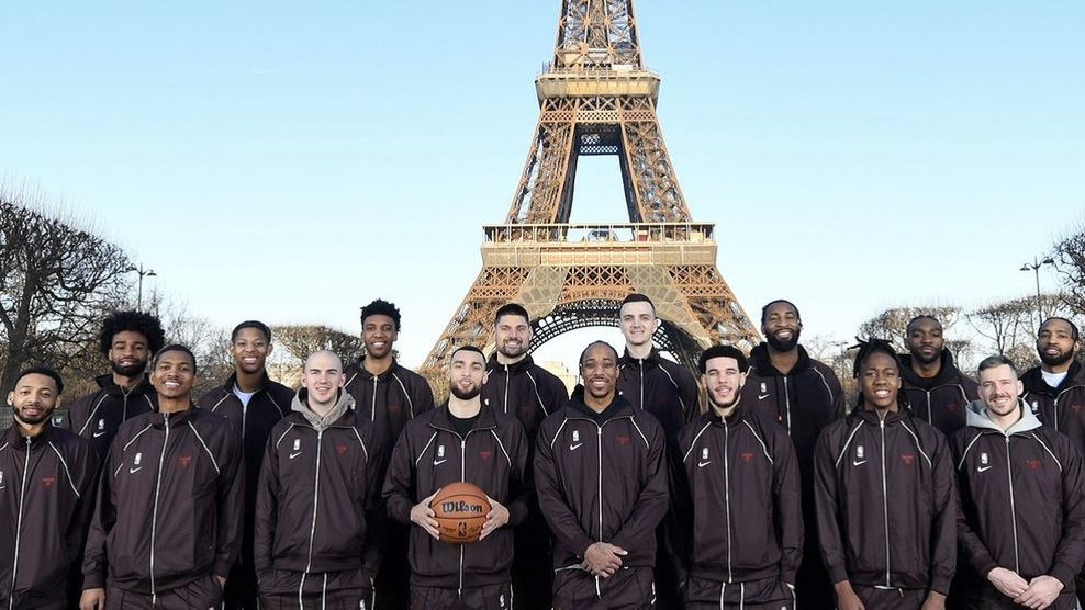 koszykarze Chicago Bulls na tle Wieży Eiffla w Paryżu