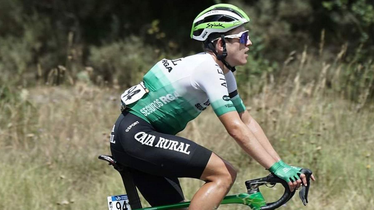 Twitter / twitter.com/CajaRural_RGA / Na zdjęciu: kolarz grupy Caja Rural - Josu Etxeberria