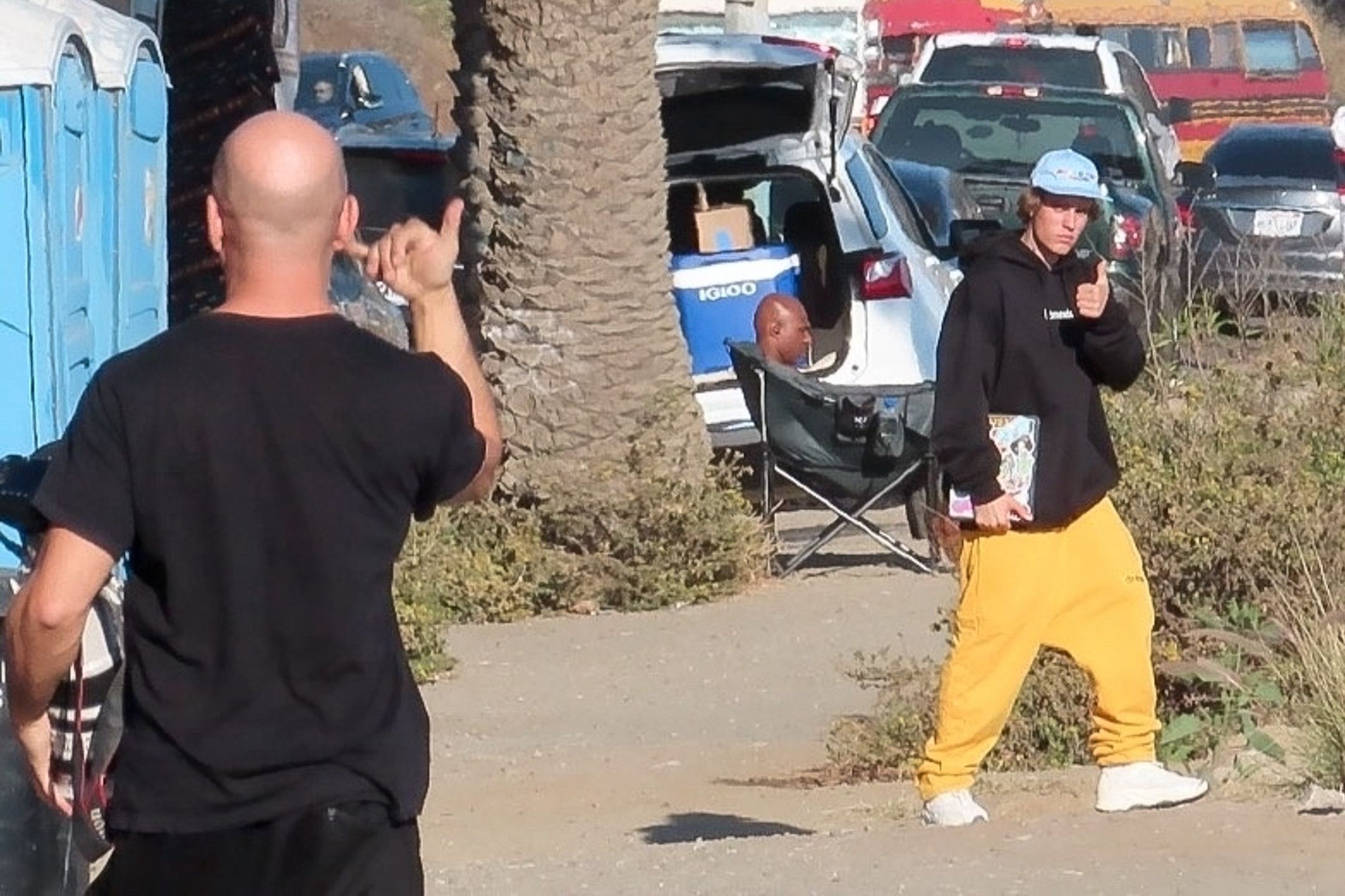 Justin Bieber medytuje na skałach, a potem przegląda telefon