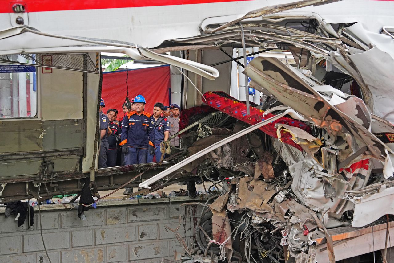 Tragiczne zderzenie autobusu z cysterną w Indonezji. Są ofiary