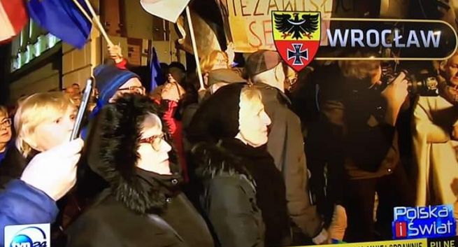 Wpadka TVN24: w relacji z manifestacji przeciw zmianom w sądownictwie pokazano herb Wrocławia z II wojny światowej