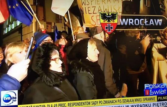 Wpadka TVN24: w relacji z manifestacji przeciw zmianom w sądownictwie pokazano herb Wrocławia z II wojny światowej