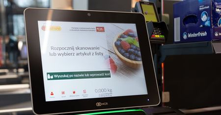 Biedronka jak bankomat. Jak wypłacić gotówkę w Biedronce? Nie każdy może skorzystać z tej możliwości