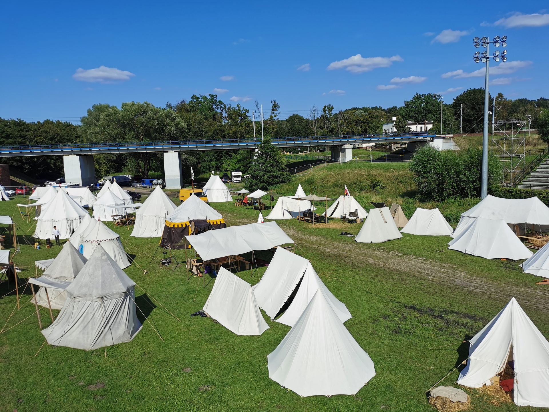 "Wioskę" rekonstruktorów tuż przy nasypie kolejowym mogli obserwować pasażerowie pociągów przejeżdżających przez Malbork