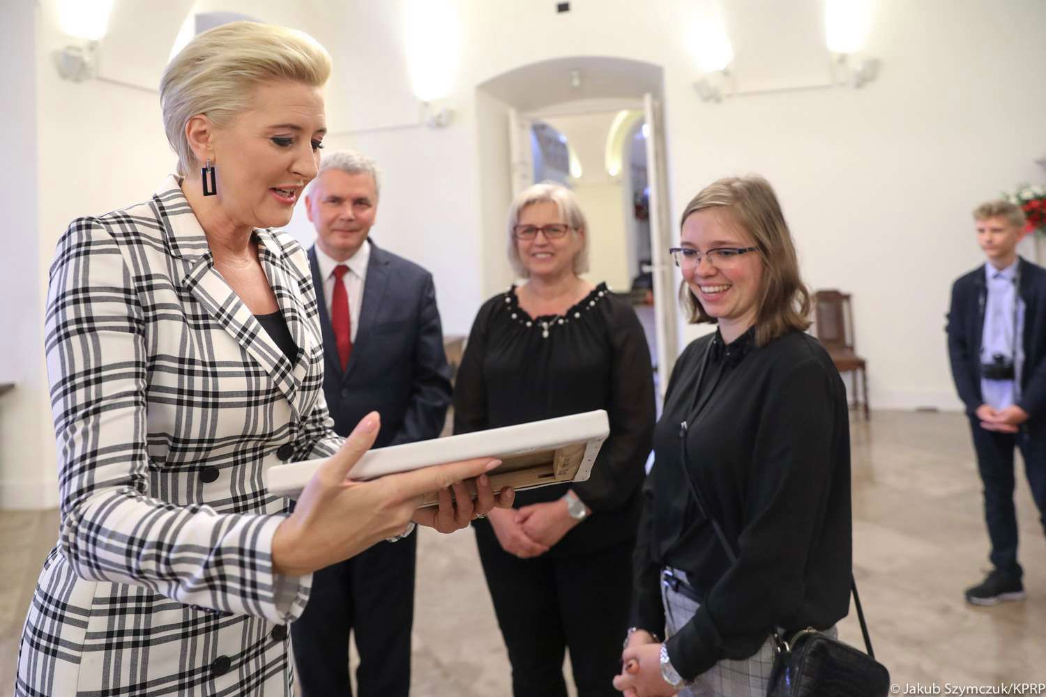 Agata Duda w marynarce w kratę na spotkaniu z dziećmi

Fot. Oficjalna strona Prezydenta Rzeczpospolitej Polskiej