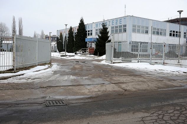 Sekcje sportów halowych przez lata grali na różnych obiektach w Gdańsku. Koszykarze i szczypiorniści od 1988 roku grali w hali GKS Wybrzeże, która została niedawno zburzona