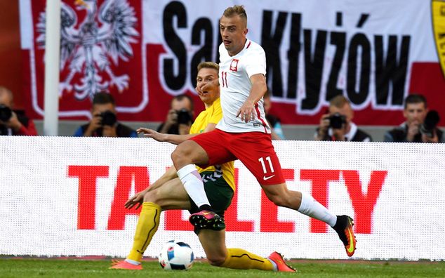 Kamil Grosicki nie miał zamiaru oszczędzać się w meczu z Litwinami (fot. Bartłomiej Zborowski/PAP)