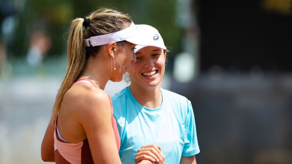 Getty Images / Robert Prange / Na zdjęciu: Paula Badosa i Iga Świątek