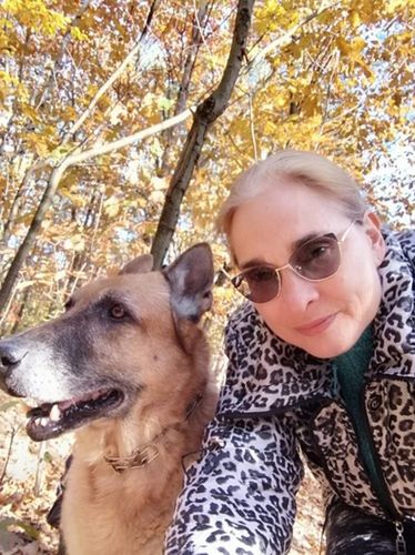 Dziś każdą wolną chwilę Agnieszka Czopek-Sadowska poświęca opiece nad chorym mężem, ewangelizacji na ulicach Krakowa. Na emeryturze czasu starcza jej także na spacery z psem.