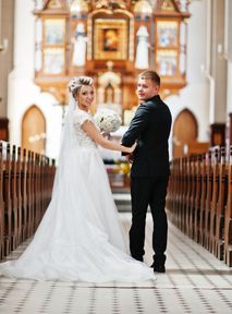 Młodzi rezygnują ze ślubów kościelnych. To koniec tradycji?