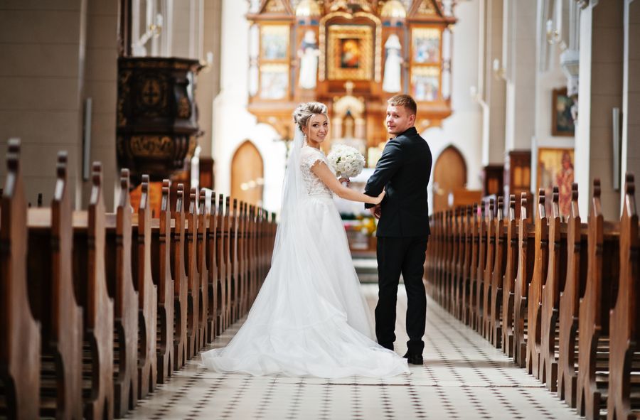 Młode pary rezygnują ze ślubów kościelnych 