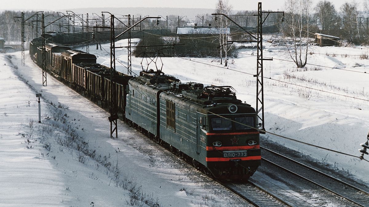 Napastnicy pobili i zgwałcili mężczyznę. Następnie rzucili nieprzytomną ofiarę na tory kolejowe 
