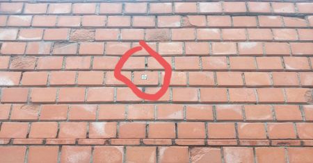 Tajemnicze oznaczenia na budynkach ambasad w Kijowie. Określają cele?