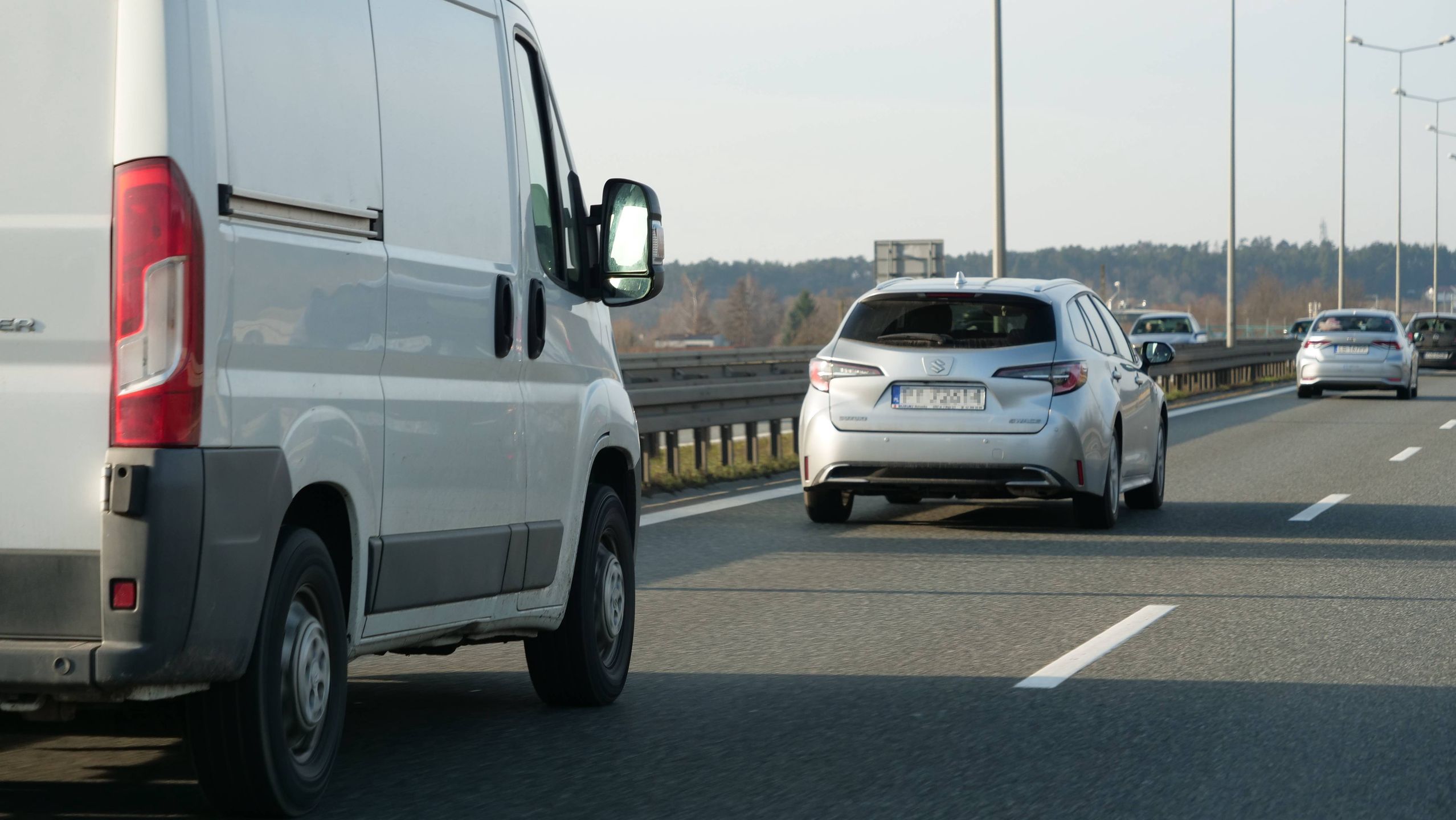 "Jazda na zderzaku" to bardzo powszechne zjawisko