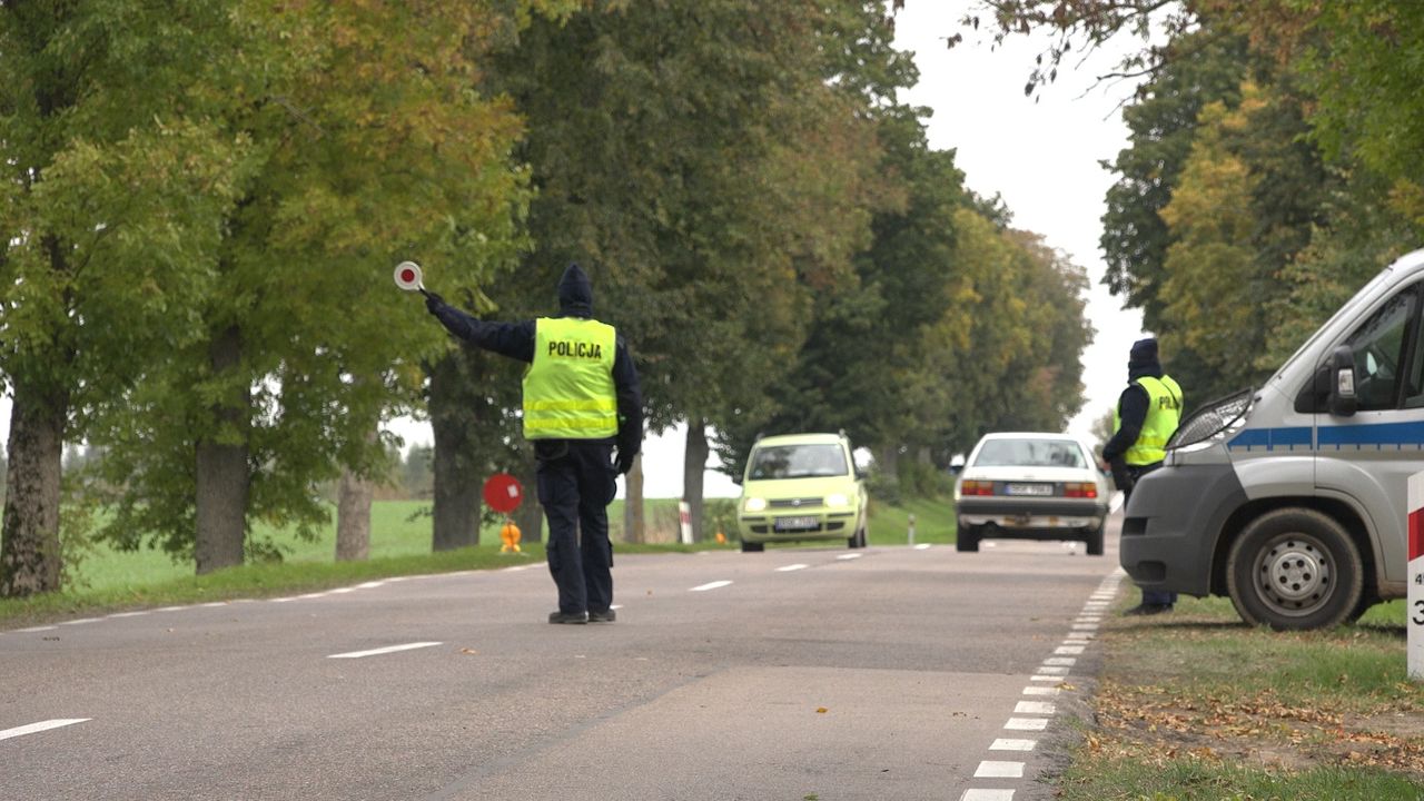 Policyjna blokada na linii stanu wyjątkowego na wschodniej granicy Polski 