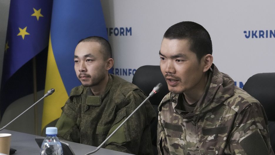 Zhang Renbo (L) and Wang Guangjun (R), Chinese nationals fighting alongside Russian troops, and who were captured by Ukrainian soldiers, attend a press conference in Kyiv, Ukraine, 14 April 2025, amid the ongoing Russian invasion. Chinese nationals Zhang Renbo and Wang Guangjun were captured in the Donetsk region, the Ukrainian president confirmed on 08 April 2025, adding that Ukraine is ready to exchange captured Chinese citizens only for Ukrainian soldiers currently held in Russian captivity. EPA/STRINGER Dostawca: PAP/EPA.