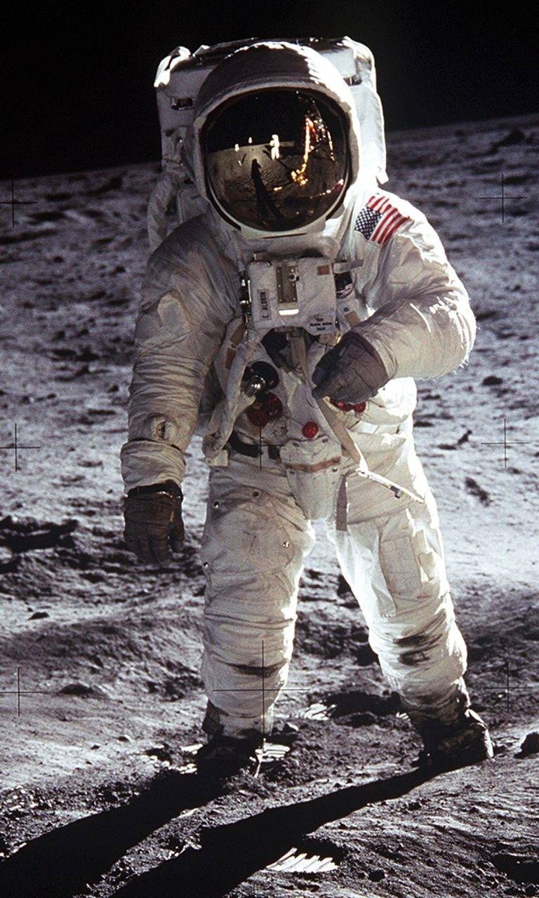 Edward Mukuka Nkoloso głęboko wierzył w realizację swoich marzeń, aż nagle stała się katastrofa. Na Księżycu wylądował Apollo 11.