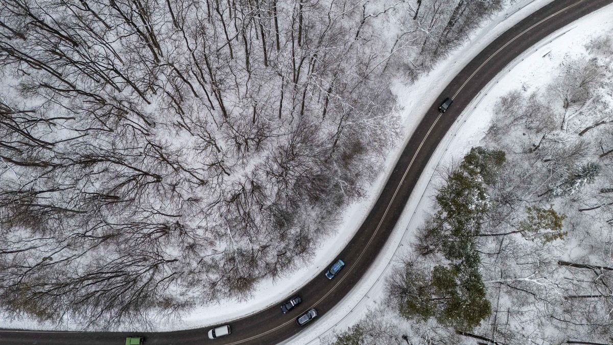 Wapowce, 15.01.2025. Droga wojewódzka nr 884 w rejonie Wapowiec, 15 bm. W związku z trwającymi opadami śniegu na Podkarpaciu występują trudne warunki do jazdy. (sko) PAP/Darek Delmanowicz ***Okres prawa użycia zdjęcia przedłużony do 6 stycznia 2026 r. dla wszystkich odbiorców CSF PAP***
