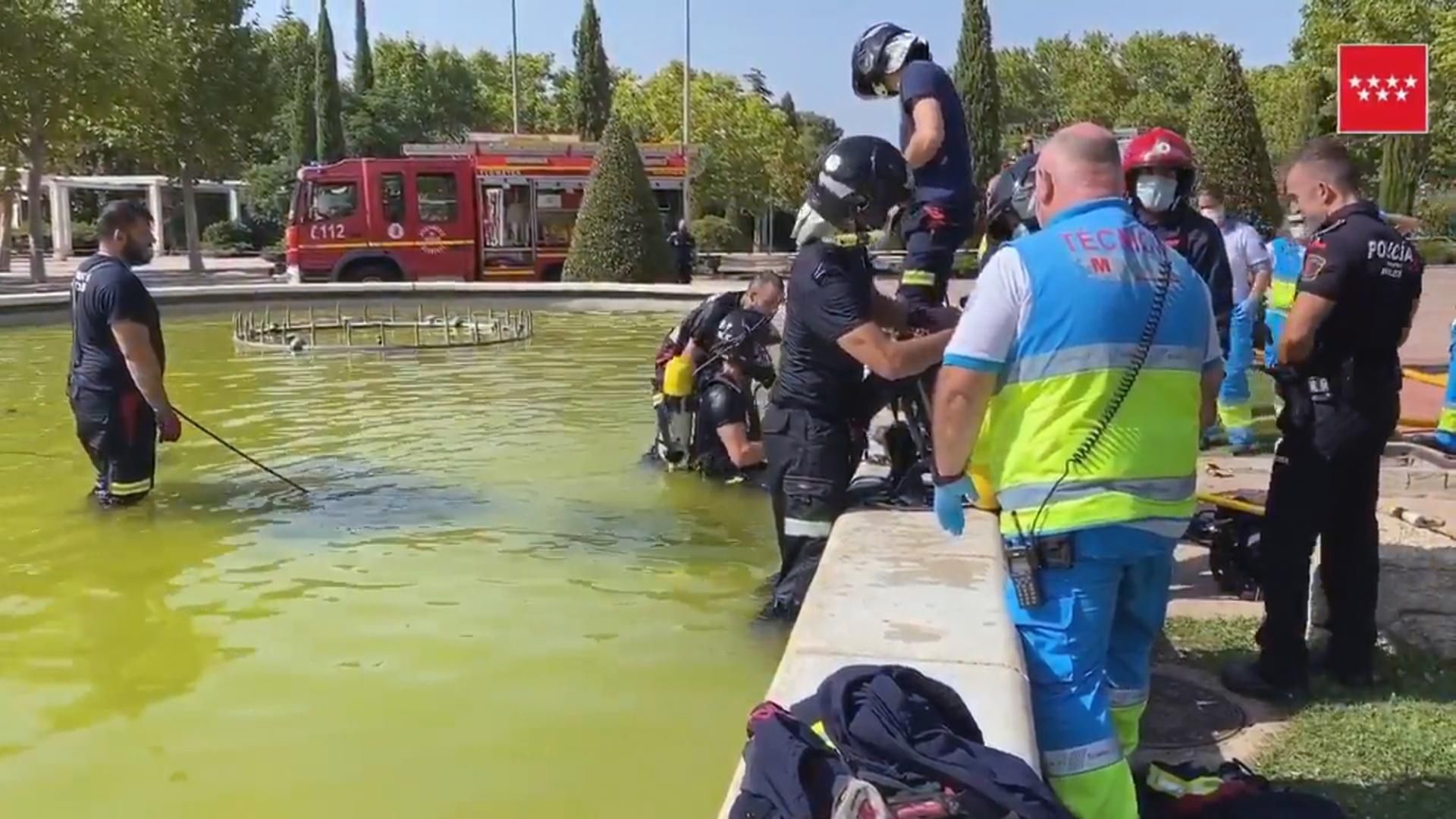 Nastolatkowie uszkodzili metalowe zabepieczenie w fontannie