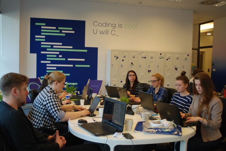 Dają naukę i pracę. Mają więcej chętnych niż renomowane uczelnie